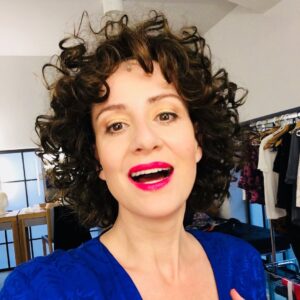 Maja Ostaszewska Instagram - Happy World Theatre Day!!!
Z mojej garderoby w @nowy_teatr najlepsze życzenia z w Międzynarodowym Dniu Teatru dla Wszystkich, którzy go współtworzą! Artystów, ekip technicznych, produkcji, absolutnie Wszystkich pracowników, krytyków, dziennikarzy kulturalnych i Was kochani Widzowie. Bez Was, waszego odzewu, wspaniałej energii zwrotnej jaką nam dajecie- nie byłoby nic. Kochajmy TEATR! Niech Żyje! 
Oczywiście przy tej okazji zapraszam na nasz najnowszy spektakl “Kofman. Podwójne wiązanie” Premiera juz 10.04 💥💥💥
#worldtheatreday #miedzynarodowydzienteatru #nowyteatr
#Francuzi #Wyjezdzamy #Odyseja #AnioływAmeryce #kinomoralnegoniepokoju #Krum #Koniec 
#makeup @jochudyk @monikaleta