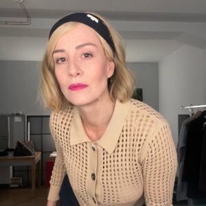 Maja Ostaszewska Instagram - Happy World Theatre Day!!!
Z mojej garderoby w @nowy_teatr najlepsze życzenia z w Międzynarodowym Dniu Teatru dla Wszystkich, którzy go współtworzą! Artystów, ekip technicznych, produkcji, absolutnie Wszystkich pracowników, krytyków, dziennikarzy kulturalnych i Was kochani Widzowie. Bez Was, waszego odzewu, wspaniałej energii zwrotnej jaką nam dajecie- nie byłoby nic. Kochajmy TEATR! Niech Żyje! 
Oczywiście przy tej okazji zapraszam na nasz najnowszy spektakl “Kofman. Podwójne wiązanie” Premiera juz 10.04 💥💥💥
#worldtheatreday #miedzynarodowydzienteatru #nowyteatr
#Francuzi #Wyjezdzamy #Odyseja #AnioływAmeryce #kinomoralnegoniepokoju #Krum #Koniec 
#makeup @jochudyk @monikaleta