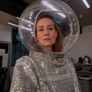 Maja Ostaszewska Instagram - Happy World Theatre Day!!!
Z mojej garderoby w @nowy_teatr najlepsze życzenia z w Międzynarodowym Dniu Teatru dla Wszystkich, którzy go współtworzą! Artystów, ekip technicznych, produkcji, absolutnie Wszystkich pracowników, krytyków, dziennikarzy kulturalnych i Was kochani Widzowie. Bez Was, waszego odzewu, wspaniałej energii zwrotnej jaką nam dajecie- nie byłoby nic. Kochajmy TEATR! Niech Żyje! 
Oczywiście przy tej okazji zapraszam na nasz najnowszy spektakl “Kofman. Podwójne wiązanie” Premiera juz 10.04 💥💥💥
#worldtheatreday #miedzynarodowydzienteatru #nowyteatr
#Francuzi #Wyjezdzamy #Odyseja #AnioływAmeryce #kinomoralnegoniepokoju #Krum #Koniec 
#makeup @jochudyk @monikaleta