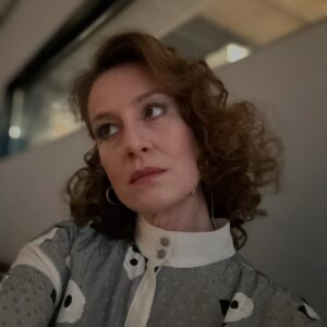 Maja Ostaszewska Instagram - Happy World Theatre Day!!!
Z mojej garderoby w @nowy_teatr najlepsze życzenia z w Międzynarodowym Dniu Teatru dla Wszystkich, którzy go współtworzą! Artystów, ekip technicznych, produkcji, absolutnie Wszystkich pracowników, krytyków, dziennikarzy kulturalnych i Was kochani Widzowie. Bez Was, waszego odzewu, wspaniałej energii zwrotnej jaką nam dajecie- nie byłoby nic. Kochajmy TEATR! Niech Żyje! 
Oczywiście przy tej okazji zapraszam na nasz najnowszy spektakl “Kofman. Podwójne wiązanie” Premiera juz 10.04 💥💥💥
#worldtheatreday #miedzynarodowydzienteatru #nowyteatr
#Francuzi #Wyjezdzamy #Odyseja #AnioływAmeryce #kinomoralnegoniepokoju #Krum #Koniec 
#makeup @jochudyk @monikaleta