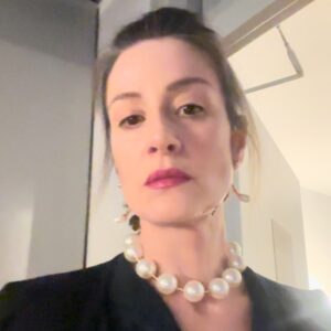 Maja Ostaszewska Instagram - Happy World Theatre Day!!!
Z mojej garderoby w @nowy_teatr najlepsze życzenia z w Międzynarodowym Dniu Teatru dla Wszystkich, którzy go współtworzą! Artystów, ekip technicznych, produkcji, absolutnie Wszystkich pracowników, krytyków, dziennikarzy kulturalnych i Was kochani Widzowie. Bez Was, waszego odzewu, wspaniałej energii zwrotnej jaką nam dajecie- nie byłoby nic. Kochajmy TEATR! Niech Żyje! 
Oczywiście przy tej okazji zapraszam na nasz najnowszy spektakl “Kofman. Podwójne wiązanie” Premiera juz 10.04 💥💥💥
#worldtheatreday #miedzynarodowydzienteatru #nowyteatr
#Francuzi #Wyjezdzamy #Odyseja #AnioływAmeryce #kinomoralnegoniepokoju #Krum #Koniec 
#makeup @jochudyk @monikaleta