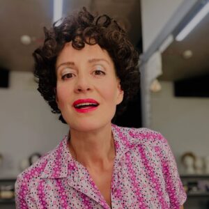 Maja Ostaszewska Instagram - Happy World Theatre Day!!!
Z mojej garderoby w @nowy_teatr najlepsze życzenia z w Międzynarodowym Dniu Teatru dla Wszystkich, którzy go współtworzą! Artystów, ekip technicznych, produkcji, absolutnie Wszystkich pracowników, krytyków, dziennikarzy kulturalnych i Was kochani Widzowie. Bez Was, waszego odzewu, wspaniałej energii zwrotnej jaką nam dajecie- nie byłoby nic. Kochajmy TEATR! Niech Żyje! 
Oczywiście przy tej okazji zapraszam na nasz najnowszy spektakl “Kofman. Podwójne wiązanie” Premiera juz 10.04 💥💥💥
#worldtheatreday #miedzynarodowydzienteatru #nowyteatr
#Francuzi #Wyjezdzamy #Odyseja #AnioływAmeryce #kinomoralnegoniepokoju #Krum #Koniec 
#makeup @jochudyk @monikaleta