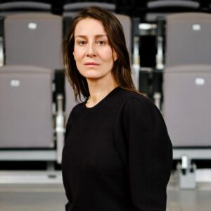 Maja Ostaszewska Instagram - KOFMAN. PODWÓJNE WIĄZANIE 
Premiera w @nowy_teatr 10.04 !!!
zagramy także 11,12,13,15.04 i kolejny set w czerwcu.
Od kilku miesięcy razem z reżyserką @katarzyna2193 podążamy śladami francuskiej filozofki z kręgu dekonstrukcjonistów- Sary Kofman. W tej roli fascynuje mnie proces budowania siebie pomiędzy dwiema tożsamościami. Proces uwalniania się od traumy. Ale także niezgoda na bycie postrzegana jako ofiara. Fascynuje zainstalowanie w sobie zarówno siły, intelektu Sary Kofman, ale także jej kruchości. Ten proces stwarzania siebie, jest bliski budowaniu roli. To także chcemy pokazać w naszym spektaklu. 
Towarzyszą mi wspaniali koledzy @malhaja Ewa Dalkowska @jacekponiedzialek 
Muzykę do spektaklu tworzy @voytek_blehash na scenie towarzyszyć nam będzie @kamilawasikjaniak Scenografia Zbigniew Libera, kostiumy @hellmannsaskia scenariusz @mo_muskala Janusz Margański Charakteryzacja @jochudyk 
#foto @bartekwarzecha 
Zapraszamy 🙌
#sarakofman #podwojnewiazanie #premiere