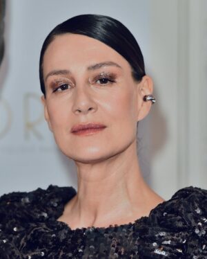 Maja Ostaszewska Instagram - Jeszcze raz ogromne gratulacje dla Wszystkich laureatów i nominowanych z ekipą “Dziewczyny z igłą” na czele, która otrzymała aż 11 statuetek Polskiej Akademii Filmowej @pnf_orly 🔥🔥🔥
Miałam, jako laureatka poprzednich edycji, zaszczyt wręczać statuetkę za Najlepszy Film właśnie @magnusvonhorn i producentowi @mariusz_lava @lavafilms.pl Ten wielki film rozbił bank!!! Triumfowali również aktorzy “Białej odwagi” @filipplawiak i @julianswiezewski Bardzo gratuluje! 
Dziękuję za przygotowanie na ten wyjątkowy wieczór @mmcstudiodesign @ilona_majer @rmichalak @drirenaeris @jagaszka @sulipka @drpitucha @berriesandco 
#photo @artfotografia.com.pl 🌹