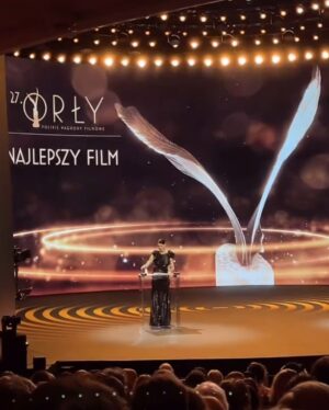 Maja Ostaszewska Instagram - Jeszcze raz ogromne gratulacje dla Wszystkich laureatów i nominowanych z ekipą “Dziewczyny z igłą” na czele, która otrzymała aż 11 statuetek Polskiej Akademii Filmowej @pnf_orly 🔥🔥🔥
Miałam, jako laureatka poprzednich edycji, zaszczyt wręczać statuetkę za Najlepszy Film właśnie @magnusvonhorn i producentowi @mariusz_lava @lavafilms.pl Ten wielki film rozbił bank!!! Triumfowali również aktorzy “Białej odwagi” @filipplawiak i @julianswiezewski Bardzo gratuluje! 
Dziękuję za przygotowanie na ten wyjątkowy wieczór @mmcstudiodesign @ilona_majer @rmichalak @drirenaeris @jagaszka @sulipka @drpitucha @berriesandco 
#photo @artfotografia.com.pl 🌹