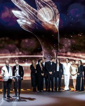 Maja Ostaszewska Instagram - Jeszcze raz ogromne gratulacje dla Wszystkich laureatów i nominowanych z ekipą “Dziewczyny z igłą” na czele, która otrzymała aż 11 statuetek Polskiej Akademii Filmowej @pnf_orly 🔥🔥🔥
Miałam, jako laureatka poprzednich edycji, zaszczyt wręczać statuetkę za Najlepszy Film właśnie @magnusvonhorn i producentowi @mariusz_lava @lavafilms.pl Ten wielki film rozbił bank!!! Triumfowali również aktorzy “Białej odwagi” @filipplawiak i @julianswiezewski Bardzo gratuluje! 
Dziękuję za przygotowanie na ten wyjątkowy wieczór @mmcstudiodesign @ilona_majer @rmichalak @drirenaeris @jagaszka @sulipka @drpitucha @berriesandco 
#photo @artfotografia.com.pl 🌹