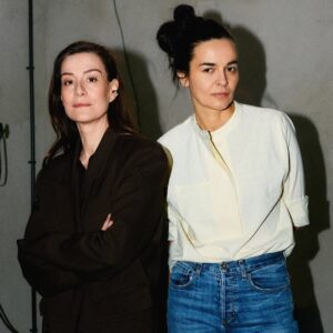 Maja Ostaszewska Instagram - W Vogue.pl @vogue.polska rozmawiamy z @katarzyna2193 i @ankasanka o naszej najnowszej premierze “Kofman. PODWÒJNE wiązanie” w @nowy_teatr 
Kim była Sarah Kofman? Czym dziś jest dla nas jej historia? Na czym polega instalacyjność naszego spektaklu. Serdecznie zapraszamy do lektury. I na nasz spektakl. Gramy 10, 11, 12, 13, 15.04 i potem w drugiej połowie czerwca. 
#kofman #podwojnewiazanie #premiera
#photo @michaelametesova @vogue.polska