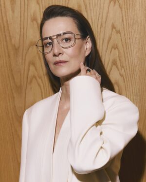 Maja Ostaszewska Instagram - @bergman_eyewear 🖤
Okulary to moja słabość, nie muszę tego pisać- wystarczy spojrzeć na moje zdjęcia ;) Z wielką radością przyjęłam zatem zaproszenie fantastycznej polskiej marki Bergman do współpracy. Ich  oprawki mają klasę, są nowoczesne, pięknie wykonczone. Z dbałością o szczegóły i wygodę używania. Siłą marki jest doświadczenie rodzinnej firmy Prostaf wywodzącej się z Poznania, która od 1991 roku działa na rynku optycznym. Budowana na zaufaniu, relacjach i konsekwencji, z których 25 lat temu zrodziła się właśnie marka Bergman – łącząca tradycję z nowym spojrzeniem na okulary. Oprawki marki bergman dostępne są w salonach optycznych w całej Polsce. Listę salonów znajdziecie na bergman.pl
Polecam zarówno te do szkieł optycznych, jak i przeciwsłonecznych :) 
fot. @lula_shots stylist @joaninhe_ makeup @sylwiarakowskamakeup  hair @wasylwasinski 
(To jest  wyrób medyczny. Używaj go zgodnie  z instrukcją użytkowania lub etykietą)
#bergmaneyewear #oprawki #okulary #wspólpraca