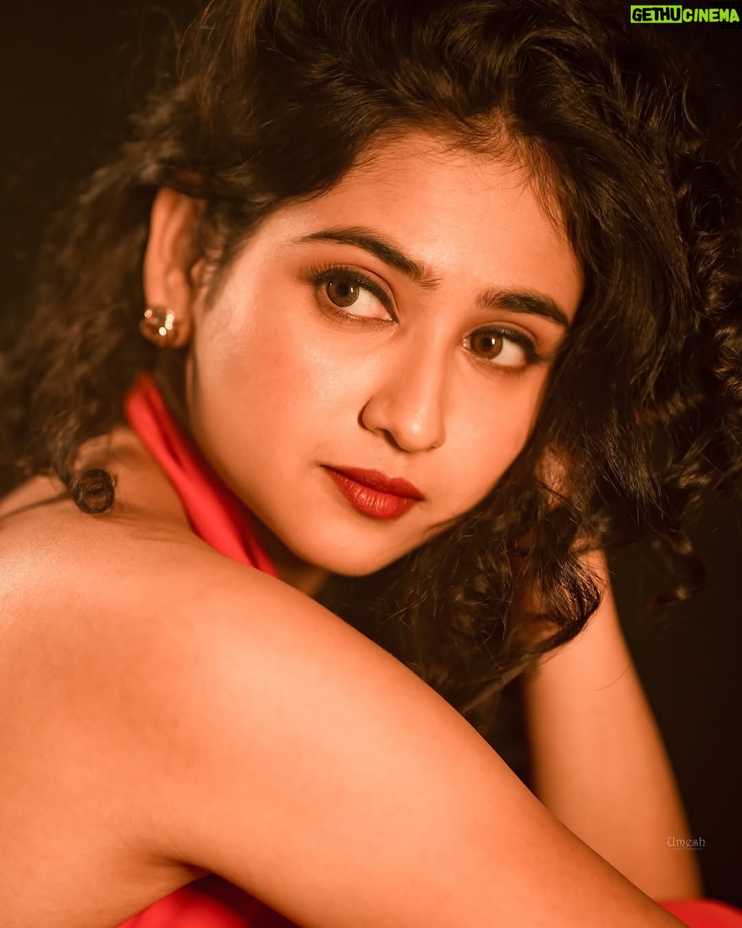 Malaika Vasupal - 25.6K Likes - In red lipstick
With no one to impress šš
More photos coming up, for now thatās all š
Hair and makeup : @shruthiashwath_makeupartist
Photography: @umesh__photography___
Styling : @shimmer_designer_studio @style_diary_by_namratha