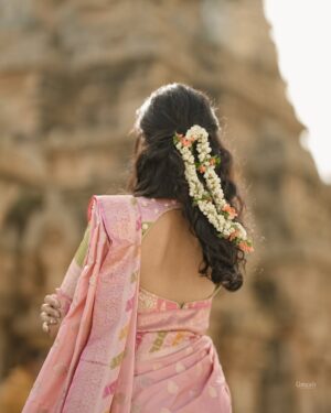 Malaika Vasupal Instagram - ಮನದಾ ಮರೆಯ ಕಿಟಕಿಯಿಂದ
ನುಸುಳಿ ಬಂದ ಬಿಸಿಲು ನೀನೇ💖

#malaika #kannadaactress #kannadasongs #kannadamusically #trend
