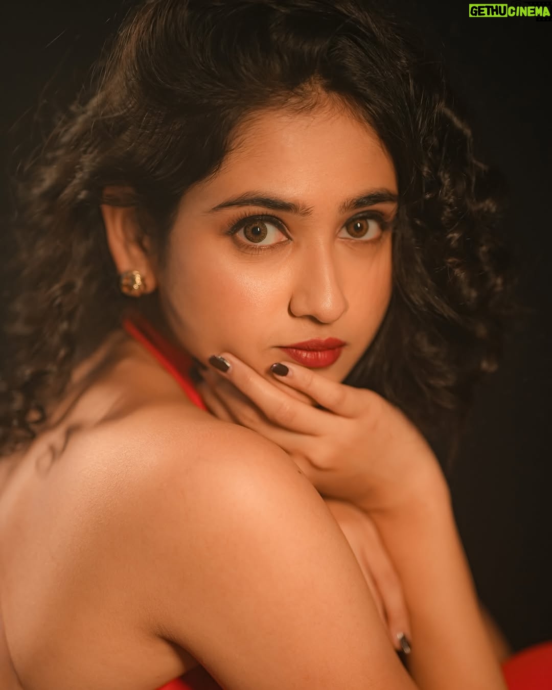 Malaika Vasupal - 25.6K Likes - In red lipstick
With no one to impress šš
More photos coming up, for now thatās all š
Hair and makeup : @shruthiashwath_makeupartist
Photography: @umesh__photography___
Styling : @shimmer_designer_studio @style_diary_by_namratha