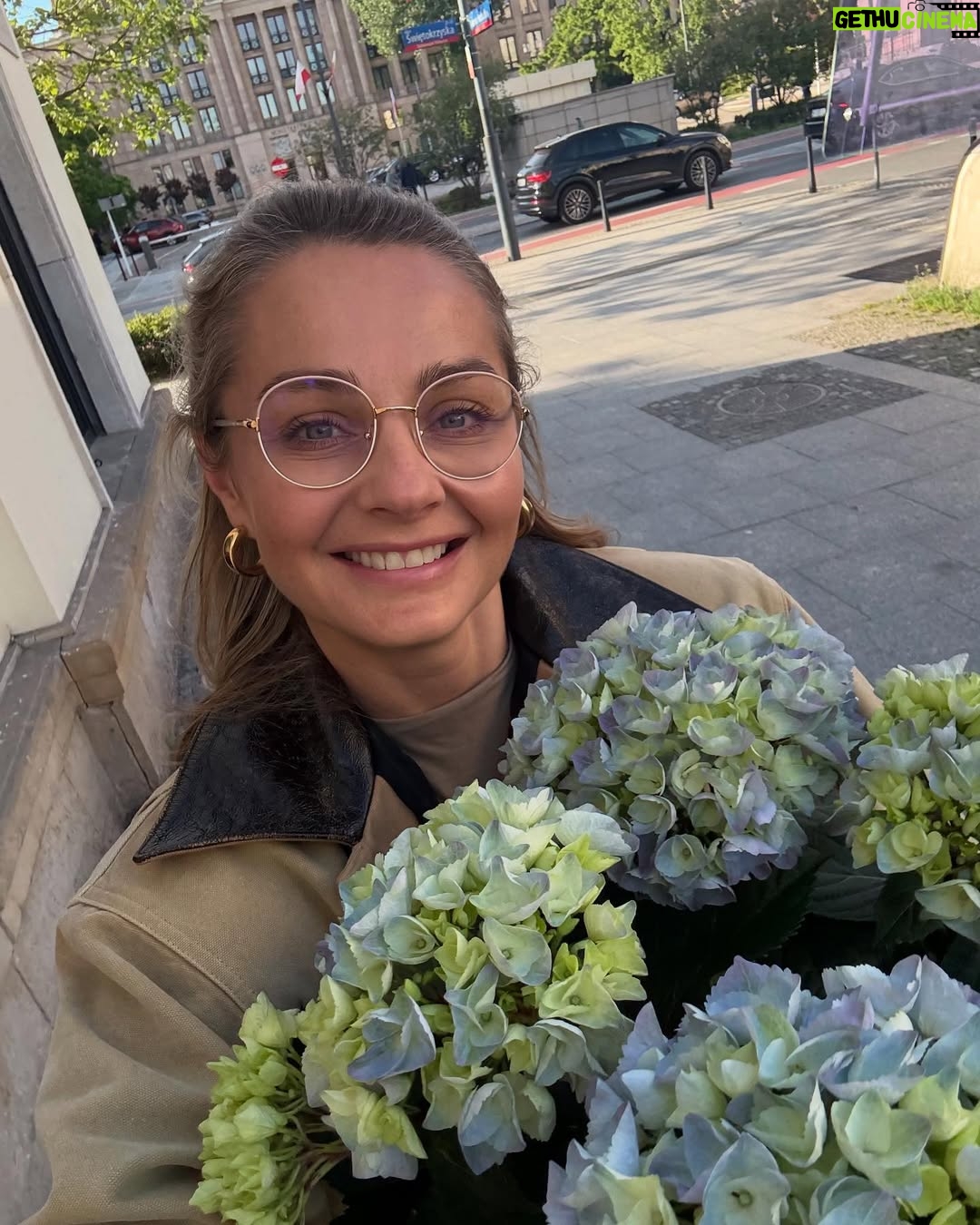 Malgorzata Socha - 1.7K Likes - Gratulacje dls wyjÄ
tkowej kobiety @jus_naglowska za stworzenie tak poruszajÄ
cej ksiÄ
żki ā historii, która dotyka każdej z nas, dodaje siÅy i wspiera kobiety w tym, co najważniejsze. Nie mogÄ siÄ doczekaÄ, aż zagÅÄbiÄ siÄ w lekturÄ!