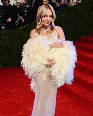 Malgorzata Socha Instagram - Już jestem gotowa na MET Gala 2025….. niestety tylko zaproszenie nie dotarło 🤣🤣🤣 a kto by się tak obrażał , najwyżej skoczę po bułki na śniadanie dla dzieci , skoro jestem już ubrana … 😉💕