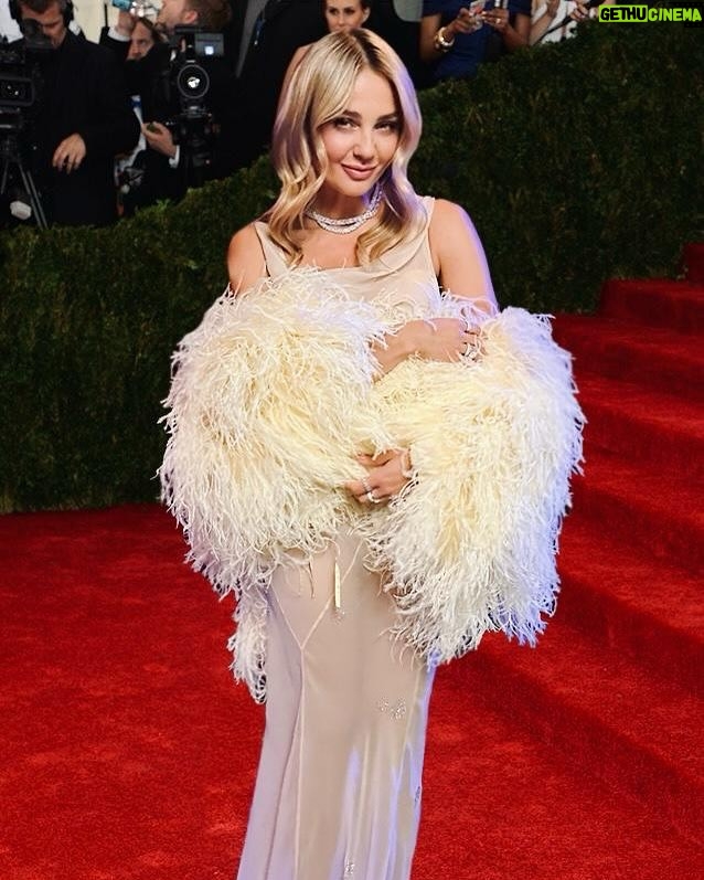 Malgorzata Socha - 6.3K Likes - Już jestem gotowa na MET Gala 2025ā¦.. niestety tylko zaproszenie nie dotarÅo š¤£š¤£š¤£ a kto by siÄ tak obrażaÅ , najwyżej skoczÄ po buÅki na Åniadanie dla dzieci , skoro jestem już ubrana ⦠šš