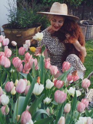 Malin Persson Instagram - Must be best time?
The tulips are dancing, the pup is prancing,
I think the spring is throwing a garden party just for us!

We will be tiptoeing through the tulips all weekend..

#tulips #gardeninbloom #trädgårdstider #gardeninspo #gardeningismytherapy #springflowers #puppy #darwintulips #sezanelovers #sezane 📸 @gustafhultberger