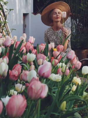 Malin Persson Instagram - Must be best time?
The tulips are dancing, the pup is prancing,
I think the spring is throwing a garden party just for us!

We will be tiptoeing through the tulips all weekend..

#tulips #gardeninbloom #trädgårdstider #gardeninspo #gardeningismytherapy #springflowers #puppy #darwintulips #sezanelovers #sezane 📸 @gustafhultberger