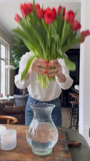 Malin Persson Instagram - 46 år idag – hur gick det till?
Firar med tulpaner i vas och jord under naglarna på norsk mark!
Livet är kanske inte alltid välorganiserat… men det blommar rätt fint ändå.
Tack för att ni är här och hejar, like-ar och inspirerar – det gör faktiskt större skillnad än ni tror. 🎂🌷💕
