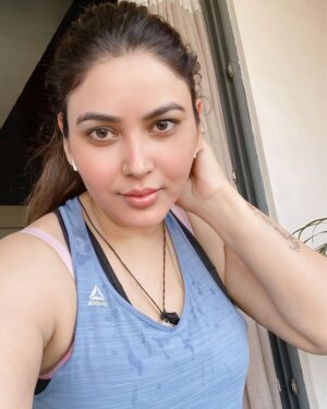 Mamta Rai Instagram - नियमित रूप से सुबह 3 बजे उठे ,जिस दिन से उठना शुरू किजिएगा उस दिन से जिम जाना छोड़ दीजियेगा क्यों कि ब्रह्ममुहर्त में उठ जाना ही सबसे कड़ी परिश्रम हैं तपस्या है | जिम की कोई जरूरत नहीं होती हैं शरीर को फिट करने के लिए |आप अपना समय प्रकृति के साथ बिताए | ब्रह्ममुहर्त में ब्रह्माण्ड में अपनी बातों को बोले आप उस वक्त परमात्मा के करीब होते हैं ,वो सब उनसे मागिए जो आप चाहते हैं |निश्चित रूप से आपकी कही हुयी बाते ब्रह्माण्ड में गुंजेगी और आप जल्द ही सब कुछ ही हासील कर सकेंगे जो आप चाहते हैं || 
जय काशी हर हर महादेव 🙏🚩 #mamtaraithoughts 
.
#mamtarai #mamtarai46 #kashikibetimamtarai #queenofkashimamtarai_ #mamtaraimorninglook #mamtaraiphoto #mamtarainewpost #mamtarainewlook #mamtaraivaranasi
