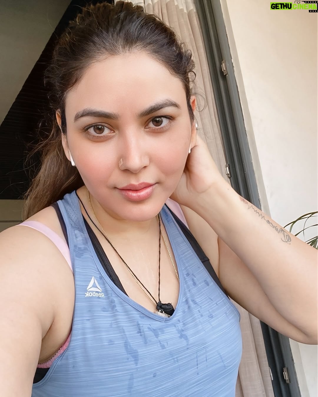 Mamta Rai - 15.4K Likes - नियमित रूप से सुबह 3 बजे उठे ,जिस दिन से उठना शुरू किजिएगा उस दिन से जिम जाना छोड़ दीजियेगा क्यों कि ब्रह्ममुहर्त में उठ जाना ही सबसे कड़ी परिश्रम हैं तपस्या है | जिम की कोई जरूरत नहीं होती हैं शरीर को फिट करने के लिए |आप अपना समय प्रकृति के साथ बिताए | ब्रह्ममुहर्त में ब्रह्माण्ड में अपनी बातों को बोले आप उस वक्त परमात्मा के करीब होते हैं ,वो सब उनसे मागिए जो आप चाहते हैं |निश्चित रूप से आपकी कही हुयी बाते ब्रह्माण्ड में गुंजेगी और आप जल्द ही सब कुछ ही हासील कर सकेंगे जो आप चाहते हैं || 
जय काशी हर हर महादेव 🙏🚩 #mamtaraithoughts 
.
#mamtarai #mamtarai46 #kashikibetimamtarai #queenofkashimamtarai_ #mamtaraimorninglook #mamtaraiphoto #mamtarainewpost #mamtarainewlook #mamtaraivaranasi