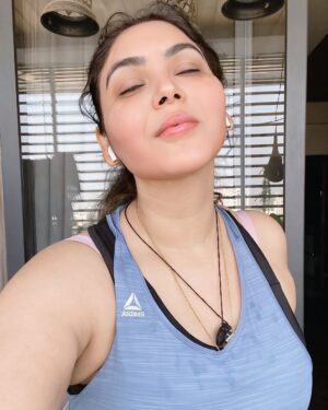Mamta Rai Instagram - नियमित रूप से सुबह 3 बजे उठे ,जिस दिन से उठना शुरू किजिएगा उस दिन से जिम जाना छोड़ दीजियेगा क्यों कि ब्रह्ममुहर्त में उठ जाना ही सबसे कड़ी परिश्रम हैं तपस्या है | जिम की कोई जरूरत नहीं होती हैं शरीर को फिट करने के लिए |आप अपना समय प्रकृति के साथ बिताए | ब्रह्ममुहर्त में ब्रह्माण्ड में अपनी बातों को बोले आप उस वक्त परमात्मा के करीब होते हैं ,वो सब उनसे मागिए जो आप चाहते हैं |निश्चित रूप से आपकी कही हुयी बाते ब्रह्माण्ड में गुंजेगी और आप जल्द ही सब कुछ ही हासील कर सकेंगे जो आप चाहते हैं || 
जय काशी हर हर महादेव 🙏🚩 #mamtaraithoughts 
.
#mamtarai #mamtarai46 #kashikibetimamtarai #queenofkashimamtarai_ #mamtaraimorninglook #mamtaraiphoto #mamtarainewpost #mamtarainewlook #mamtaraivaranasi