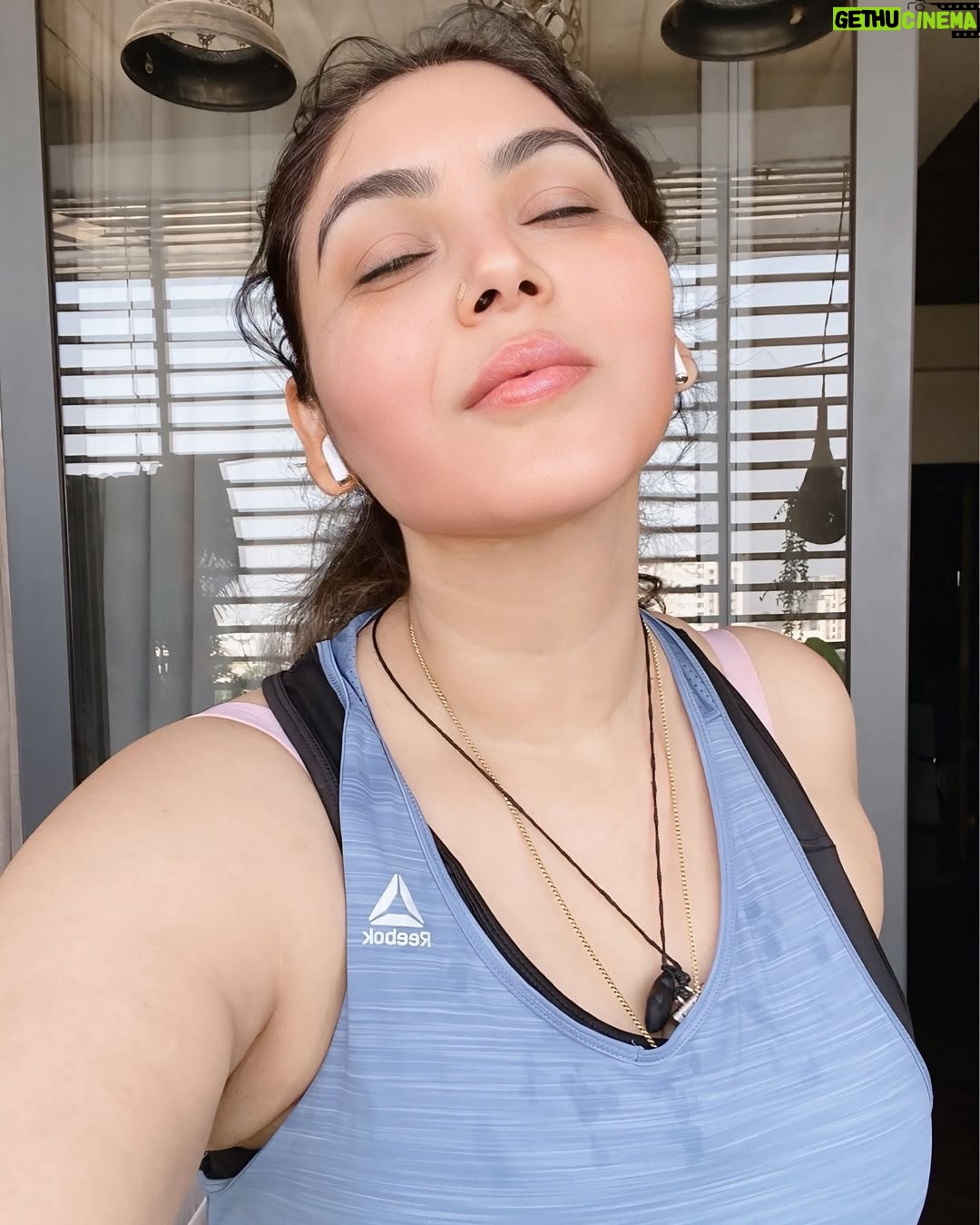 Mamta Rai - 15.4K Likes - नियमित रूप से सुबह 3 बजे उठे ,जिस दिन से उठना शुरू किजिएगा उस दिन से जिम जाना छोड़ दीजियेगा क्यों कि ब्रह्ममुहर्त में उठ जाना ही सबसे कड़ी परिश्रम हैं तपस्या है | जिम की कोई जरूरत नहीं होती हैं शरीर को फिट करने के लिए |आप अपना समय प्रकृति के साथ बिताए | ब्रह्ममुहर्त में ब्रह्माण्ड में अपनी बातों को बोले आप उस वक्त परमात्मा के करीब होते हैं ,वो सब उनसे मागिए जो आप चाहते हैं |निश्चित रूप से आपकी कही हुयी बाते ब्रह्माण्ड में गुंजेगी और आप जल्द ही सब कुछ ही हासील कर सकेंगे जो आप चाहते हैं || 
जय काशी हर हर महादेव 🙏🚩 #mamtaraithoughts 
.
#mamtarai #mamtarai46 #kashikibetimamtarai #queenofkashimamtarai_ #mamtaraimorninglook #mamtaraiphoto #mamtarainewpost #mamtarainewlook #mamtaraivaranasi