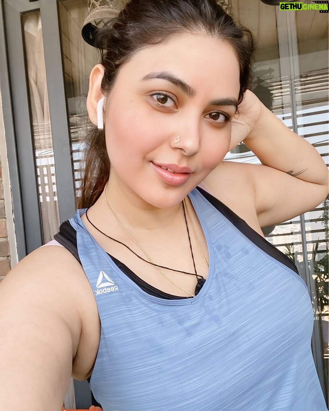 Mamta Rai - 15.4K Likes - नियमित रूप से सुबह 3 बजे उठे ,जिस दिन से उठना शुरू किजिएगा उस दिन से जिम जाना छोड़ दीजियेगा क्यों कि ब्रह्ममुहर्त में उठ जाना ही सबसे कड़ी परिश्रम हैं तपस्या है | जिम की कोई जरूरत नहीं होती हैं शरीर को फिट करने के लिए |आप अपना समय प्रकृति के साथ बिताए | ब्रह्ममुहर्त में ब्रह्माण्ड में अपनी बातों को बोले आप उस वक्त परमात्मा के करीब होते हैं ,वो सब उनसे मागिए जो आप चाहते हैं |निश्चित रूप से आपकी कही हुयी बाते ब्रह्माण्ड में गुंजेगी और आप जल्द ही सब कुछ ही हासील कर सकेंगे जो आप चाहते हैं || 
जय काशी हर हर महादेव 🙏🚩 #mamtaraithoughts 
.
#mamtarai #mamtarai46 #kashikibetimamtarai #queenofkashimamtarai_ #mamtaraimorninglook #mamtaraiphoto #mamtarainewpost #mamtarainewlook #mamtaraivaranasi