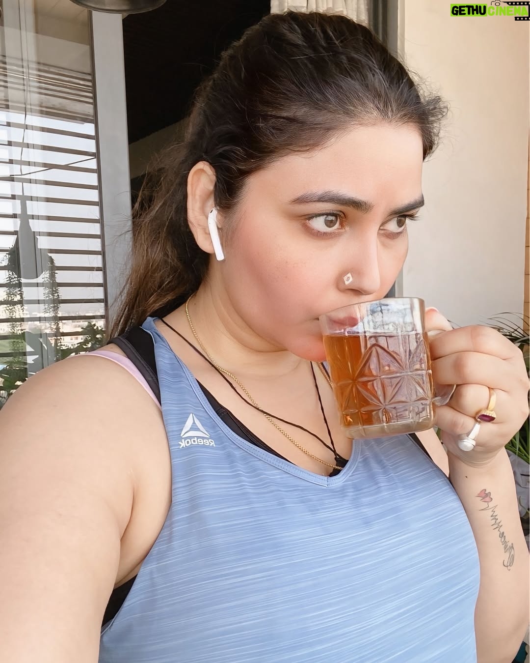 Mamta Rai - 15.4K Likes - नियमित रूप से सुबह 3 बजे उठे ,जिस दिन से उठना शुरू किजिएगा उस दिन से जिम जाना छोड़ दीजियेगा क्यों कि ब्रह्ममुहर्त में उठ जाना ही सबसे कड़ी परिश्रम हैं तपस्या है | जिम की कोई जरूरत नहीं होती हैं शरीर को फिट करने के लिए |आप अपना समय प्रकृति के साथ बिताए | ब्रह्ममुहर्त में ब्रह्माण्ड में अपनी बातों को बोले आप उस वक्त परमात्मा के करीब होते हैं ,वो सब उनसे मागिए जो आप चाहते हैं |निश्चित रूप से आपकी कही हुयी बाते ब्रह्माण्ड में गुंजेगी और आप जल्द ही सब कुछ ही हासील कर सकेंगे जो आप चाहते हैं || 
जय काशी हर हर महादेव 🙏🚩 #mamtaraithoughts 
.
#mamtarai #mamtarai46 #kashikibetimamtarai #queenofkashimamtarai_ #mamtaraimorninglook #mamtaraiphoto #mamtarainewpost #mamtarainewlook #mamtaraivaranasi
