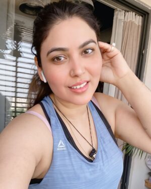 Mamta Rai Instagram - नियमित रूप से सुबह 3 बजे उठे ,जिस दिन से उठना शुरू किजिएगा उस दिन से जिम जाना छोड़ दीजियेगा क्यों कि ब्रह्ममुहर्त में उठ जाना ही सबसे कड़ी परिश्रम हैं तपस्या है | जिम की कोई जरूरत नहीं होती हैं शरीर को फिट करने के लिए |आप अपना समय प्रकृति के साथ बिताए | ब्रह्ममुहर्त में ब्रह्माण्ड में अपनी बातों को बोले आप उस वक्त परमात्मा के करीब होते हैं ,वो सब उनसे मागिए जो आप चाहते हैं |निश्चित रूप से आपकी कही हुयी बाते ब्रह्माण्ड में गुंजेगी और आप जल्द ही सब कुछ ही हासील कर सकेंगे जो आप चाहते हैं || 
जय काशी हर हर महादेव 🙏🚩 #mamtaraithoughts 
.
#mamtarai #mamtarai46 #kashikibetimamtarai #queenofkashimamtarai_ #mamtaraimorninglook #mamtaraiphoto #mamtarainewpost #mamtarainewlook #mamtaraivaranasi