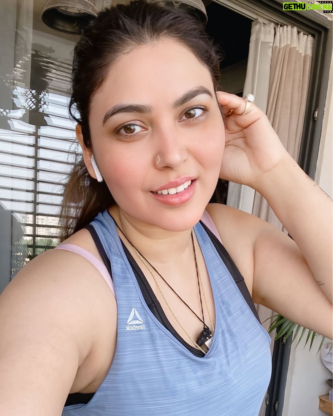 Mamta Rai - 15.4K Likes - नियमित रूप से सुबह 3 बजे उठे ,जिस दिन से उठना शुरू किजिएगा उस दिन से जिम जाना छोड़ दीजियेगा क्यों कि ब्रह्ममुहर्त में उठ जाना ही सबसे कड़ी परिश्रम हैं तपस्या है | जिम की कोई जरूरत नहीं होती हैं शरीर को फिट करने के लिए |आप अपना समय प्रकृति के साथ बिताए | ब्रह्ममुहर्त में ब्रह्माण्ड में अपनी बातों को बोले आप उस वक्त परमात्मा के करीब होते हैं ,वो सब उनसे मागिए जो आप चाहते हैं |निश्चित रूप से आपकी कही हुयी बाते ब्रह्माण्ड में गुंजेगी और आप जल्द ही सब कुछ ही हासील कर सकेंगे जो आप चाहते हैं || 
जय काशी हर हर महादेव 🙏🚩 #mamtaraithoughts 
.
#mamtarai #mamtarai46 #kashikibetimamtarai #queenofkashimamtarai_ #mamtaraimorninglook #mamtaraiphoto #mamtarainewpost #mamtarainewlook #mamtaraivaranasi