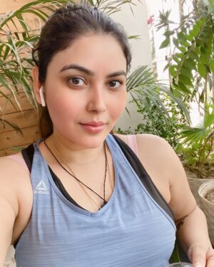 Mamta Rai Instagram - नियमित रूप से सुबह 3 बजे उठे ,जिस दिन से उठना शुरू किजिएगा उस दिन से जिम जाना छोड़ दीजियेगा क्यों कि ब्रह्ममुहर्त में उठ जाना ही सबसे कड़ी परिश्रम हैं तपस्या है | जिम की कोई जरूरत नहीं होती हैं शरीर को फिट करने के लिए |आप अपना समय प्रकृति के साथ बिताए | ब्रह्ममुहर्त में ब्रह्माण्ड में अपनी बातों को बोले आप उस वक्त परमात्मा के करीब होते हैं ,वो सब उनसे मागिए जो आप चाहते हैं |निश्चित रूप से आपकी कही हुयी बाते ब्रह्माण्ड में गुंजेगी और आप जल्द ही सब कुछ ही हासील कर सकेंगे जो आप चाहते हैं || 
जय काशी हर हर महादेव 🙏🚩 #mamtaraithoughts 
.
#mamtarai #mamtarai46 #kashikibetimamtarai #queenofkashimamtarai_ #mamtaraimorninglook #mamtaraiphoto #mamtarainewpost #mamtarainewlook #mamtaraivaranasi