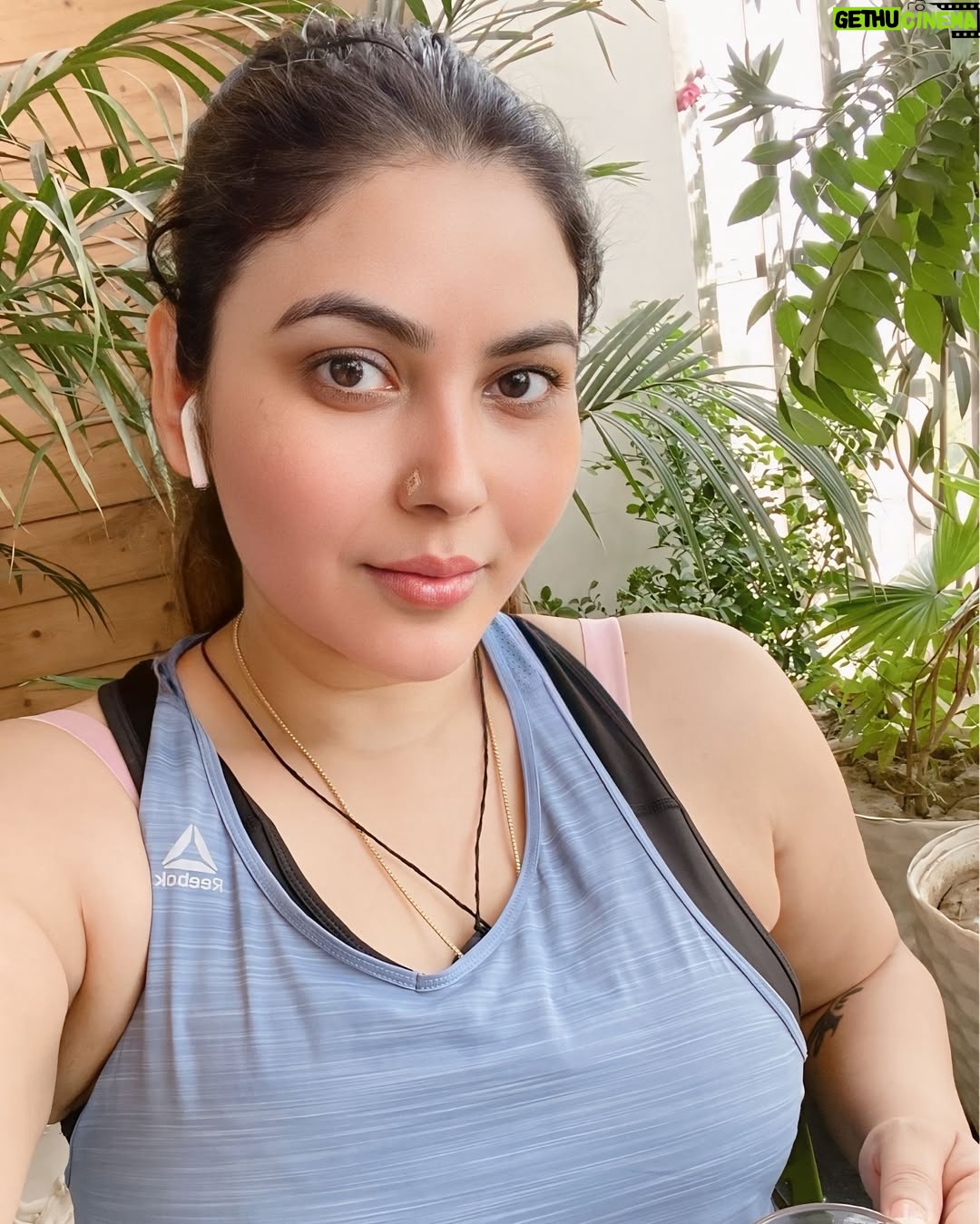 Mamta Rai - 15.4K Likes - नियमित रूप से सुबह 3 बजे उठे ,जिस दिन से उठना शुरू किजिएगा उस दिन से जिम जाना छोड़ दीजियेगा क्यों कि ब्रह्ममुहर्त में उठ जाना ही सबसे कड़ी परिश्रम हैं तपस्या है | जिम की कोई जरूरत नहीं होती हैं शरीर को फिट करने के लिए |आप अपना समय प्रकृति के साथ बिताए | ब्रह्ममुहर्त में ब्रह्माण्ड में अपनी बातों को बोले आप उस वक्त परमात्मा के करीब होते हैं ,वो सब उनसे मागिए जो आप चाहते हैं |निश्चित रूप से आपकी कही हुयी बाते ब्रह्माण्ड में गुंजेगी और आप जल्द ही सब कुछ ही हासील कर सकेंगे जो आप चाहते हैं || 
जय काशी हर हर महादेव 🙏🚩 #mamtaraithoughts 
.
#mamtarai #mamtarai46 #kashikibetimamtarai #queenofkashimamtarai_ #mamtaraimorninglook #mamtaraiphoto #mamtarainewpost #mamtarainewlook #mamtaraivaranasi