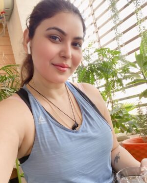 Mamta Rai Instagram - नियमित रूप से सुबह 3 बजे उठे ,जिस दिन से उठना शुरू किजिएगा उस दिन से जिम जाना छोड़ दीजियेगा क्यों कि ब्रह्ममुहर्त में उठ जाना ही सबसे कड़ी परिश्रम हैं तपस्या है | जिम की कोई जरूरत नहीं होती हैं शरीर को फिट करने के लिए |आप अपना समय प्रकृति के साथ बिताए | ब्रह्ममुहर्त में ब्रह्माण्ड में अपनी बातों को बोले आप उस वक्त परमात्मा के करीब होते हैं ,वो सब उनसे मागिए जो आप चाहते हैं |निश्चित रूप से आपकी कही हुयी बाते ब्रह्माण्ड में गुंजेगी और आप जल्द ही सब कुछ ही हासील कर सकेंगे जो आप चाहते हैं || 
जय काशी हर हर महादेव 🙏🚩 #mamtaraithoughts 
.
#mamtarai #mamtarai46 #kashikibetimamtarai #queenofkashimamtarai_ #mamtaraimorninglook #mamtaraiphoto #mamtarainewpost #mamtarainewlook #mamtaraivaranasi