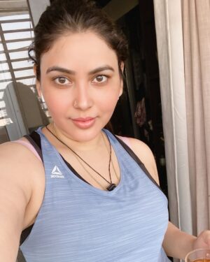 Mamta Rai Instagram - नियमित रूप से सुबह 3 बजे उठे ,जिस दिन से उठना शुरू किजिएगा उस दिन से जिम जाना छोड़ दीजियेगा क्यों कि ब्रह्ममुहर्त में उठ जाना ही सबसे कड़ी परिश्रम हैं तपस्या है | जिम की कोई जरूरत नहीं होती हैं शरीर को फिट करने के लिए |आप अपना समय प्रकृति के साथ बिताए | ब्रह्ममुहर्त में ब्रह्माण्ड में अपनी बातों को बोले आप उस वक्त परमात्मा के करीब होते हैं ,वो सब उनसे मागिए जो आप चाहते हैं |निश्चित रूप से आपकी कही हुयी बाते ब्रह्माण्ड में गुंजेगी और आप जल्द ही सब कुछ ही हासील कर सकेंगे जो आप चाहते हैं || 
जय काशी हर हर महादेव 🙏🚩 #mamtaraithoughts 
.
#mamtarai #mamtarai46 #kashikibetimamtarai #queenofkashimamtarai_ #mamtaraimorninglook #mamtaraiphoto #mamtarainewpost #mamtarainewlook #mamtaraivaranasi