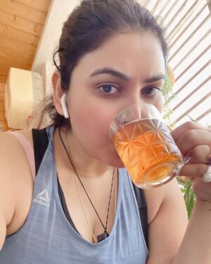 Mamta Rai Instagram - नियमित रूप से सुबह 3 बजे उठे ,जिस दिन से उठना शुरू किजिएगा उस दिन से जिम जाना छोड़ दीजियेगा क्यों कि ब्रह्ममुहर्त में उठ जाना ही सबसे कड़ी परिश्रम हैं तपस्या है | जिम की कोई जरूरत नहीं होती हैं शरीर को फिट करने के लिए |आप अपना समय प्रकृति के साथ बिताए | ब्रह्ममुहर्त में ब्रह्माण्ड में अपनी बातों को बोले आप उस वक्त परमात्मा के करीब होते हैं ,वो सब उनसे मागिए जो आप चाहते हैं |निश्चित रूप से आपकी कही हुयी बाते ब्रह्माण्ड में गुंजेगी और आप जल्द ही सब कुछ ही हासील कर सकेंगे जो आप चाहते हैं || 
जय काशी हर हर महादेव 🙏🚩 #mamtaraithoughts 
.
#mamtarai #mamtarai46 #kashikibetimamtarai #queenofkashimamtarai_ #mamtaraimorninglook #mamtaraiphoto #mamtarainewpost #mamtarainewlook #mamtaraivaranasi