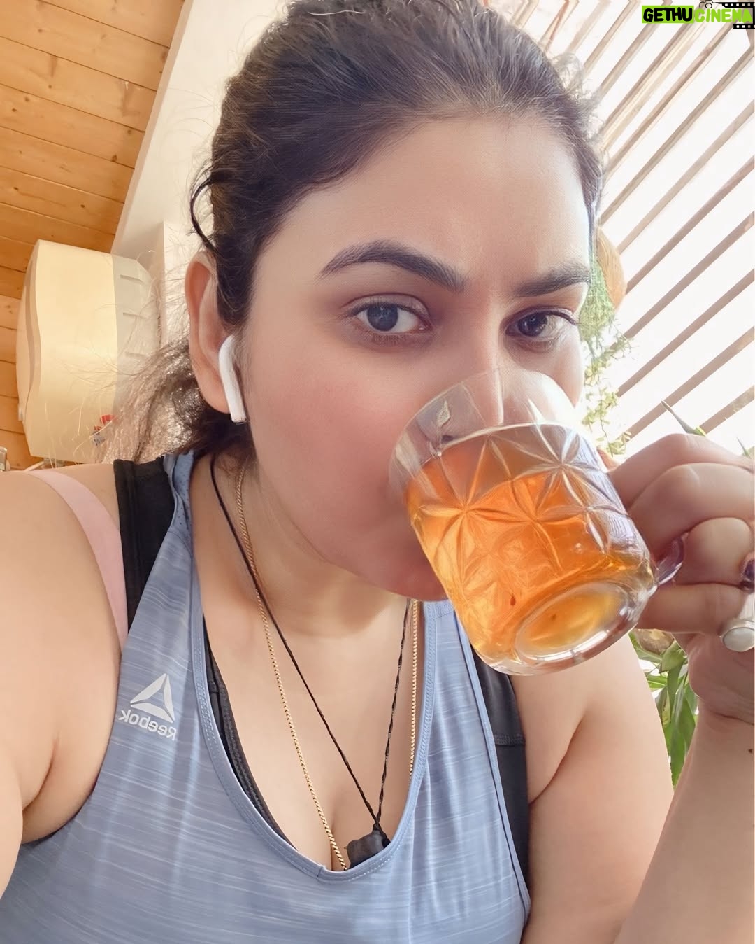 Mamta Rai - 15.4K Likes - नियमित रूप से सुबह 3 बजे उठे ,जिस दिन से उठना शुरू किजिएगा उस दिन से जिम जाना छोड़ दीजियेगा क्यों कि ब्रह्ममुहर्त में उठ जाना ही सबसे कड़ी परिश्रम हैं तपस्या है | जिम की कोई जरूरत नहीं होती हैं शरीर को फिट करने के लिए |आप अपना समय प्रकृति के साथ बिताए | ब्रह्ममुहर्त में ब्रह्माण्ड में अपनी बातों को बोले आप उस वक्त परमात्मा के करीब होते हैं ,वो सब उनसे मागिए जो आप चाहते हैं |निश्चित रूप से आपकी कही हुयी बाते ब्रह्माण्ड में गुंजेगी और आप जल्द ही सब कुछ ही हासील कर सकेंगे जो आप चाहते हैं || 
जय काशी हर हर महादेव 🙏🚩 #mamtaraithoughts 
.
#mamtarai #mamtarai46 #kashikibetimamtarai #queenofkashimamtarai_ #mamtaraimorninglook #mamtaraiphoto #mamtarainewpost #mamtarainewlook #mamtaraivaranasi