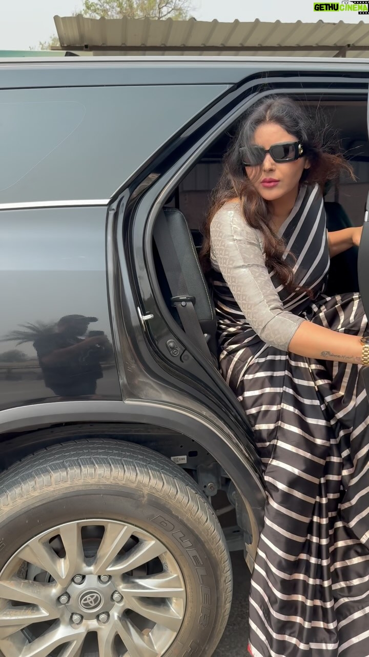 Mamta Rai - 13K Likes - जिस औरत ने अपने आपको अपने बुरे परिस्थिति में खुद समेटा हो-
 उसके पीछे साजिस करने कि कोशिश मत करना-
जिन लोगो के बीच में तुम साजिस करोगे सायद तुमको पता नहीं वो लोग भी मेरे है ॥॥॥॥॥जय काशी 🙏🚩
.
#mamtarai #mamtaraithoughts #mamtaraisareelook #explorepage #reels #instagram #queenofkashi