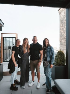 Manon Fiorot Instagram - Un honneur de partager ce moment avec une légende @georgesstpierre 
Merci pour la force 🙏
Le chemin continue, guidée par les plus grands. 👊
