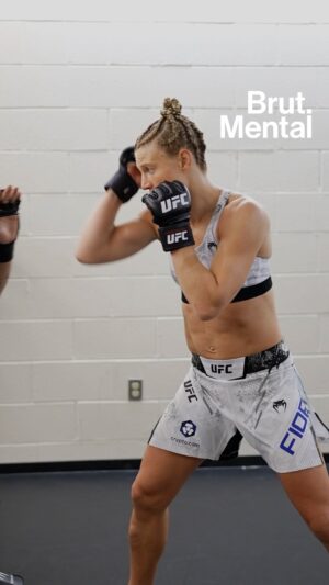 Manon Fiorot Instagram - "Dès que c’est une femme, la première chose qu’on va regarder, c’est même pas la façon dont elle combat, ça va être son physique.”⁣
Elle, c’est @manonfiorot_mma. Elle est combattante de MMA, mais aussi championne de France de snowboard, championne de France de karaté et plusieurs fois titrée en box thaï et kick-boxing. Le 10 mai prochain, elle pourrait devenir la première française à décrocher une ceinture mondiale à l'@ufc. Notre journaliste @iamleila.amr l'a rencontrée lors de son passage à Paris.