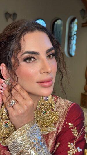 Mansi Sharma Instagram - Which earrings ?? 
Small or big one ?
Beautiful @mansi_sharma6 
Outfit @labelparryvig 
Jewellry @manirambalwantrai 
Hmua @makeupbyparry 
.
.
.
#earings #mansisharma