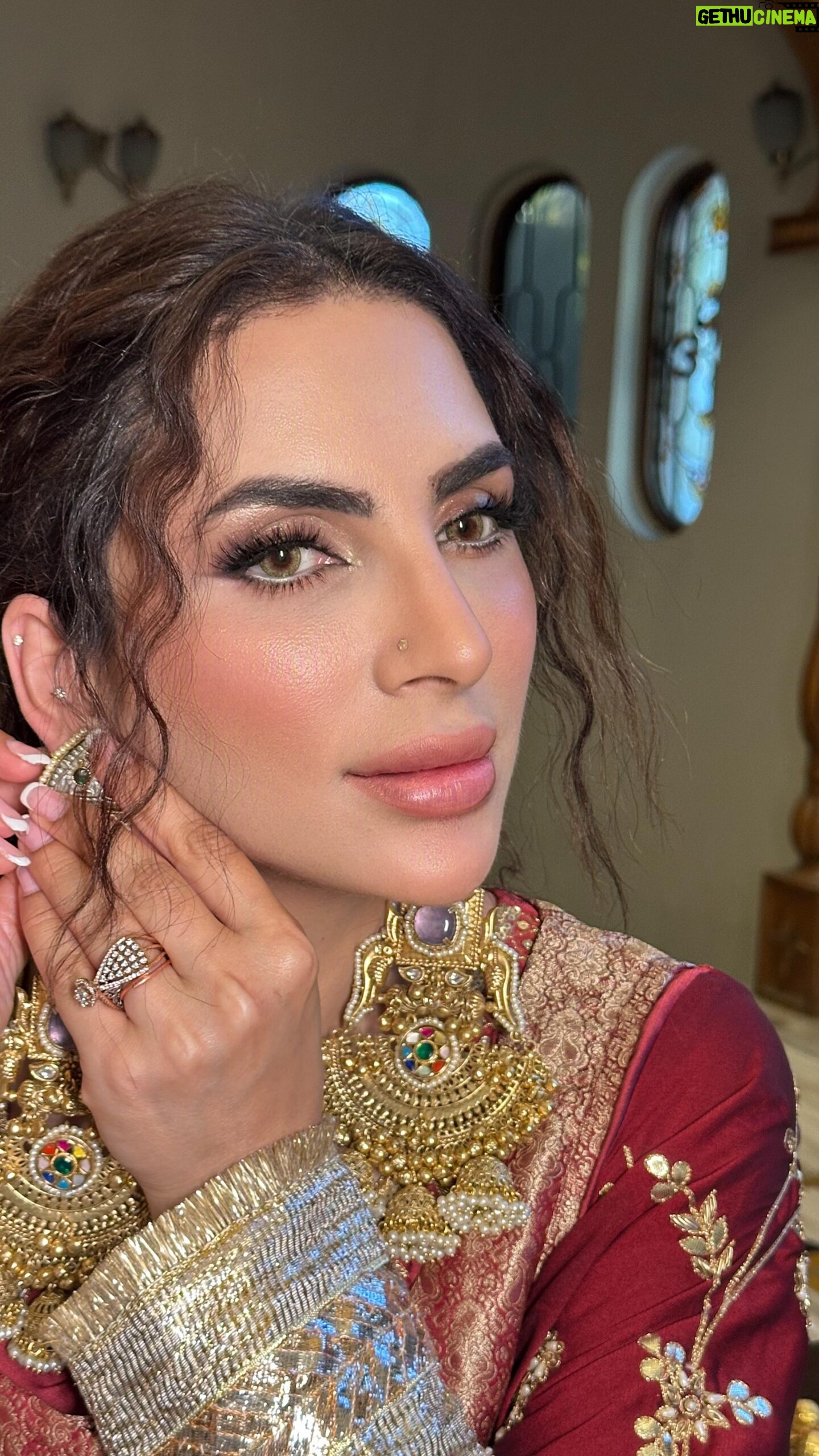 Mansi Sharma - 5.3K Likes - Which earrings ??
Small or big one ?
Beautiful @mansi_sharma6
Outfit @labelparryvig
Jewellry @manirambalwantrai
Hmua @makeupbyparry
.
.
.
#earings #mansisharma