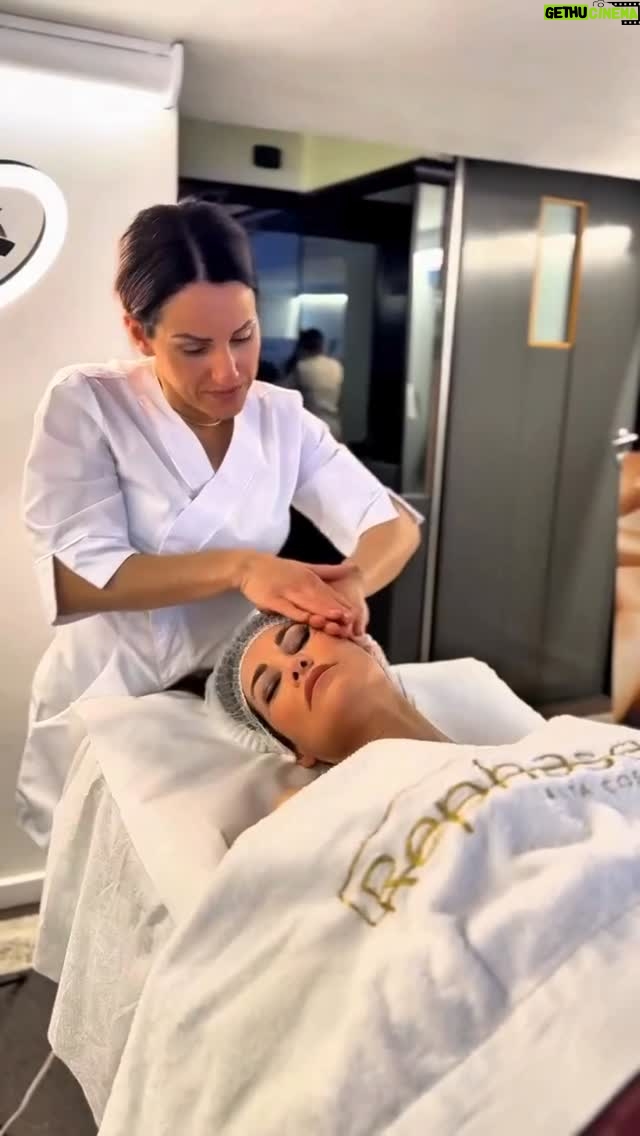 Manuela Arcuri - 3 Likes - La bellezza non è un lusso… è una scelta 💫
Anche Manuela Arcuri ha scelto la nostra Diamond Suite 💎 e i trattamenti @rephase.official Alta Cosmesi per prendersi cura della sua pelle con rituali unici e rigeneranti.
E tu? Vivi l’esperienza in IkigaiParaFarmaSpa
Prenota ora ☎️ 0773.311660 📱3534760574
📍Latina Viale Umberto I, 54
#ikigaiparafarmaspa #rephase #altacosmesi #ritualidibellezza #lussoesclusivo #giovinezzaeterna #bellezzaneltempo #rephase #latina #parafarmaspa