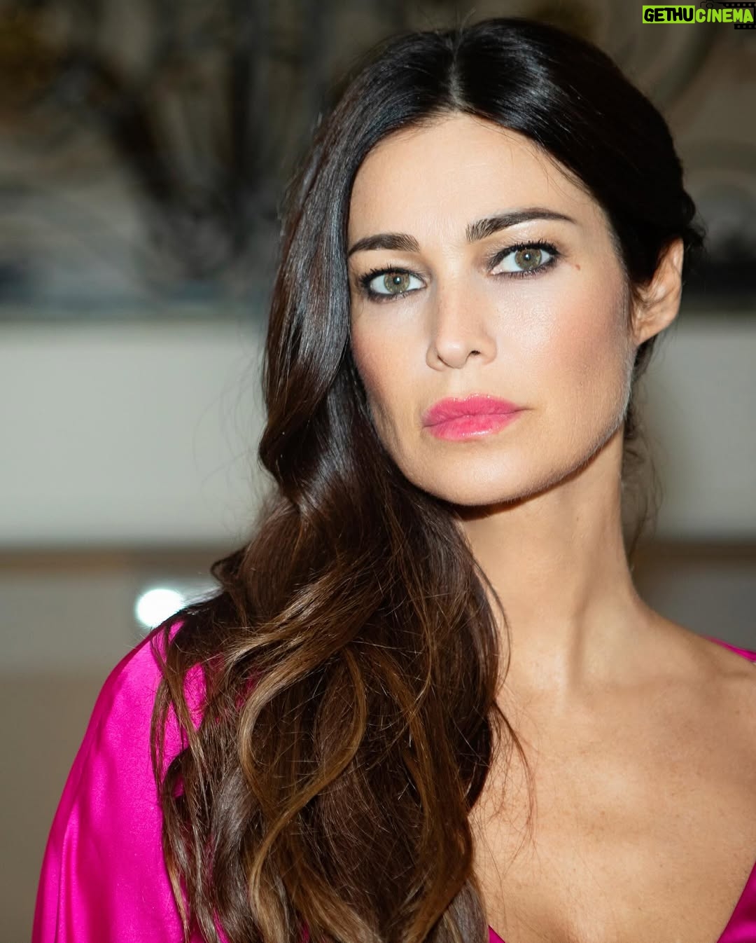 Manuela Arcuri - 9.5K Likes - il fucsia, tra i colori accesi, continua ad essere trai miei preferiti, versatile per ogni stagione. Forse perché sono mora, in ogni caso riesce a darmi luce e stà bene con il mio incarnato. Lo trovo anche un colore molto sensuale, mi dà ottimismo e buon umore. A voi piace? Con quale colore mi vedreste bene?? Datemi consigli, grazie! @andreaciccale @domenicovisonehairstylist #fucsia #fashion #colour #goodvibes #manuelaarcuri #manuelaarcuri_official