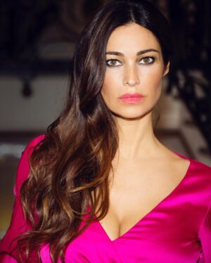 Manuela Arcuri Instagram - il fucsia, tra i colori accesi, continua ad essere trai miei preferiti, versatile per ogni stagione. Forse perché sono mora, in ogni caso riesce a darmi luce e stà bene con il mio incarnato. Lo trovo anche un colore molto sensuale, mi dà ottimismo e buon umore. A voi piace? Con quale colore mi vedreste bene?? Datemi consigli, grazie! @andreaciccale @domenicovisonehairstylist #fucsia #fashion #colour #goodvibes #manuelaarcuri #manuelaarcuri_official