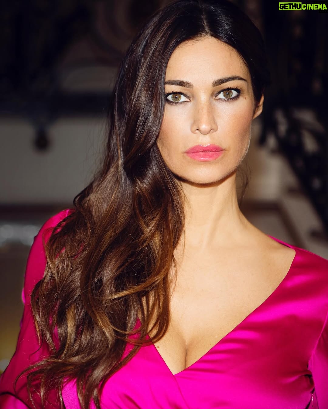 Manuela Arcuri - 9.5K Likes - il fucsia, tra i colori accesi, continua ad essere trai miei preferiti, versatile per ogni stagione. Forse perché sono mora, in ogni caso riesce a darmi luce e stà bene con il mio incarnato. Lo trovo anche un colore molto sensuale, mi dà ottimismo e buon umore. A voi piace? Con quale colore mi vedreste bene?? Datemi consigli, grazie! @andreaciccale @domenicovisonehairstylist #fucsia #fashion #colour #goodvibes #manuelaarcuri #manuelaarcuri_official