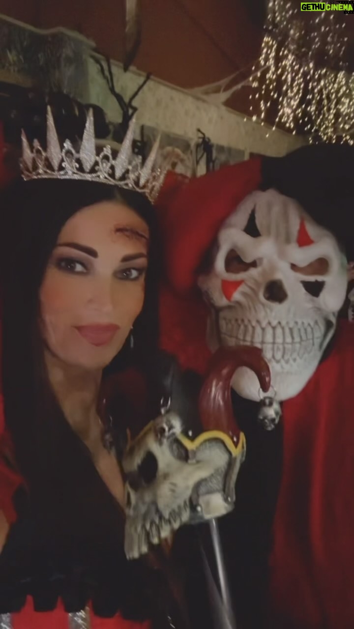 Manuela Arcuri - 1.3K Likes - Ci tenevo a farvi vedere il mio Halloween! Quest’anno è stato particolarmente atteso, abbiamo iniziato la preparazione ad agosto, sono stati curati tutti i dettagli dai costumi ad un trucco professionale. Mi piace mascherarmi, sicuramente questa è un’occasione giusta! Trovo questa festa molto divertente non soltanto per i bambini, spero che sia sempre più sentita anche tra gli adulti perché ne abbiamo bisogno, alla fine è un momento per festeggiare.. stare insieme.. e divertirsi!!! Voi avete festeggiato? La pensate come me?? #halloween2024 #superparty #friends #manuelaarcuri_official #manuelaarcuri