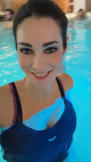Manuela Arcuri Instagram - Ogni tanto un po’ di sano relax non guasta!! Voi come vi rilassate? Come staccate da tutto?? @borgobrufa @ladynella8 @advantageroma #mammaefiglia #family #relax #spa #massage #beauty #pool #manuelaarcuri_official #manuelaarcuri