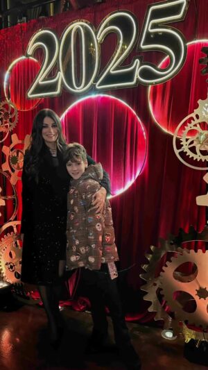Manuela Arcuri Instagram - Cosa chiediamo per questo nuovo anno?? Niente tanto fa come gli pare!!!😂😂😂 #ironia #bastaipocrisia #buonanno #2025 #auguri  #manuelaarcuri_official #manuelaarcuri #manuelaemattia #family
