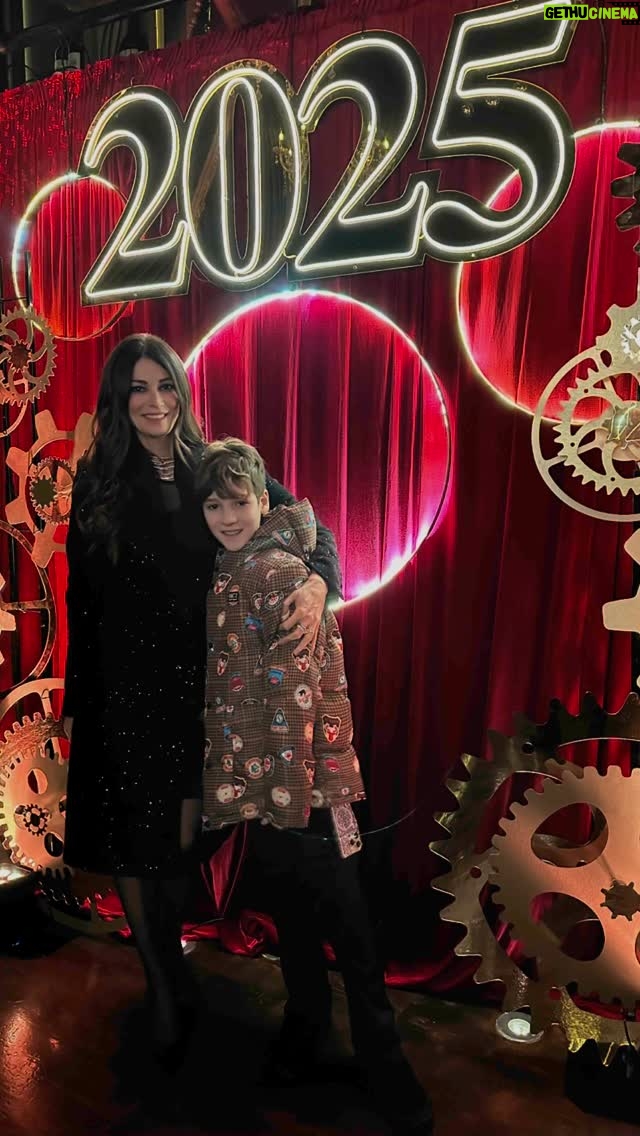 Manuela Arcuri - 1.5K Likes - Cosa chiediamo per questo nuovo anno?? Niente tanto fa come gli pare!!!😂😂😂 #ironia #bastaipocrisia #buonanno #2025 #auguri #manuelaarcuri_official #manuelaarcuri #manuelaemattia #family