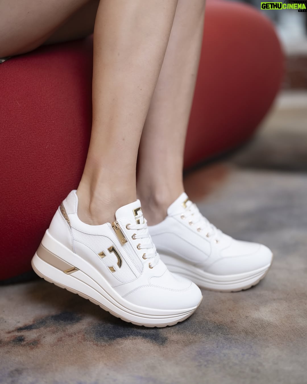Manuela Arcuri - 2.9K Likes - Donna Serena presenta la nuova Collezione Primavera Estate 🌸👟.
A interpretarla con stile è la splendida Manuela Arcuri, icona di bellezza e femminilità, che incarna alla perfezione l’anima del nostro brand: autentico, sofisticato e sempre al passo con le ultime tendenze.
Lasciati ispirare dal suo look e scopri la nuova collezione, dove qualità e design contemporaneo camminano insieme.
#donnaserenashoes #manuelaarcuri #adv #sneakers