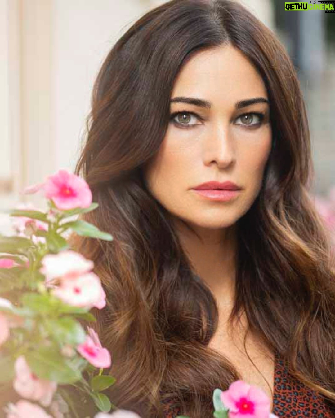 Manuela Arcuri - 2K Likes - 𝐋’𝟖 𝐦𝐚𝐫𝐳𝐨 𝐞̀ 𝐩𝐢𝐮̀ 𝐝𝐢 𝐮𝐧𝐚 𝐜𝐞𝐥𝐞𝐛𝐫𝐚𝐳𝐢𝐨𝐧𝐞: 𝐞̀ 𝐮𝐧 𝐩𝐫𝐨𝐦𝐞𝐦𝐨𝐫𝐢𝐚.
Un promemoria che il ruolo della donna, in famiglia e nella società, merita riconoscimento e sostegno. Troppe volte siamo il pilastro della casa, il punto di riferimento per tutti… ma chi si prende cura di noi?
💛 La consapevolezza emotiva non è un lusso, ma un diritto.
💛 Imparare a gestire le emozioni aiuta a costruire relazioni sane.
💛 La parità in famiglia nasce dal dialogo, non dal sacrificio.
Prendersi cura di sé non è egoismo, è forza. Se vuoi ritrovare equilibrio e armonia familiare, ti consiglio di affidarti a WeFamily.
📩 Prenota la tua consulenza gratuita con Francesco Chesi su www.wefamily.it
#8Marzo #Consapevolezza #BenessereFamiliare #WeFamily